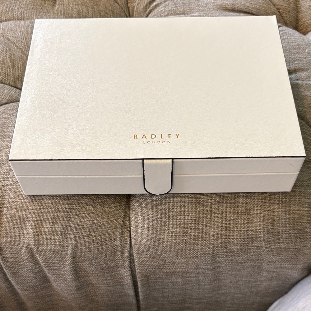 RADLEY LONDON white jewelry case with gold logo
